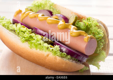 Klassischen Stil American Hotdog mit Senf, selektiven Fokus Stockfoto