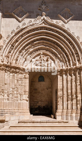 Eine geschnitzte Reliefskulptur des Heiligen Georg und des Drachen aus dem 14. Jahrhundert an der Kirche San Giorgio Vecchio in Ragusa Ibla, Sizilien, Italien Stockfoto