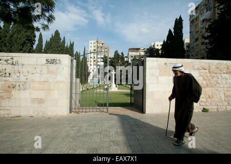 Beirut Libanon. 21. November 2014. Ein Mann in traditioneller arabischer Kleidung geht vorbei an der britischen Soldatenfriedhof in Beirut Libanon von der Commonwealth Gräber Kommission Kredit gepflegt werden: Amer Ghazzal/Alamy Live-Nachrichten Stockfoto