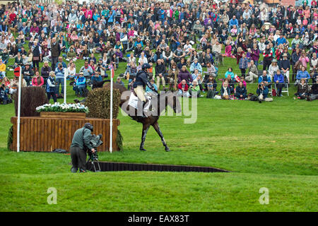 Pferd einen Zaun in Burghley Horse Trials löschen Stockfoto