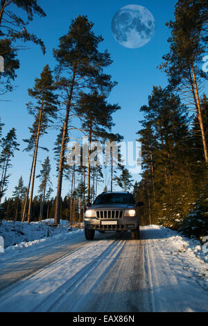 4 x 4, Suv, fahren im verschneiten Wetter Stockfoto