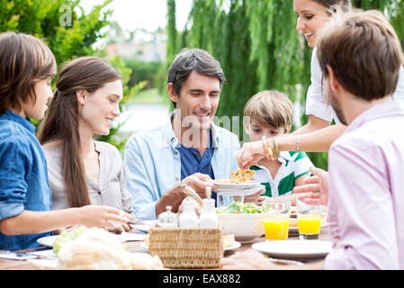 Familie zusammen Essen bei Outdoor-Treffen Stockfoto