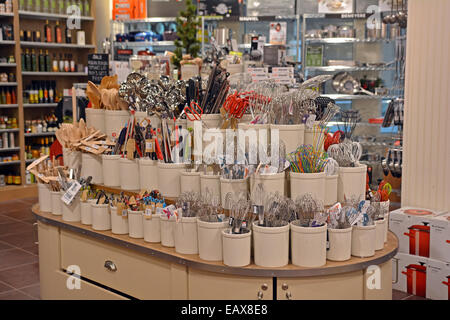 Ein Blick auf Kochutensilien zum Verkauf an die SUR LA TABLE-Speicher in Roosevelt Field Mall in Garden City, Long Island, New York Stockfoto