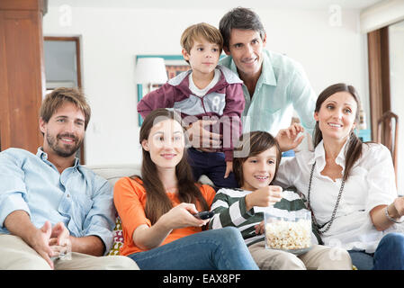 Familie vor dem Fernseher zusammen Stockfoto