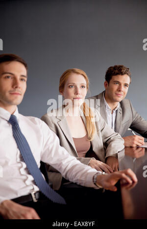 Junge Geschäftsleute Präsentation teilnehmen Stockfoto