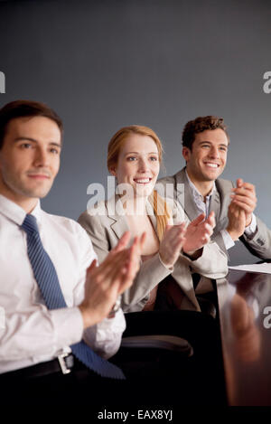 Junge Geschäftsleute Beifall am Ende der Präsentation Stockfoto