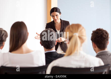 Geschäftsfrau Erleichterung Gruppendiskussion Stockfoto