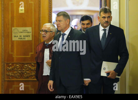 Bukarest, Rumänien. 21. November 2014. Rumäniens Präsident elect Klaus Iohannis (vorne) an das rumänische Verfassungsgericht in Bukarest, Rumänien, am 21. November 2014 kommt. Das rumänische Verfassungsgericht entschied Freitag bestätigen die Ergebnisse der letzten Präsidentschaftswahl Stichwahl Installation Sibiu Stadt Bürgermeister Klaus Iohannis aus der christlichen liberalen Allianz zum neuen Präsidenten für eine Amtszeit von fünf Jahren. © Gabriel Petrescu/Xinhua/Alamy Live-Nachrichten Stockfoto