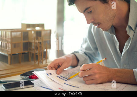 Geschäftsmann, arbeiten auf Papier Stockfoto