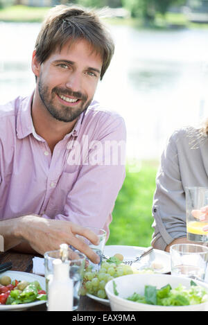 Mann bei Picknick entspannen Stockfoto