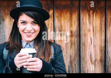 Schöne junge Dame lächelnd und genießen Sie ihren warmen Kaffee, selektiven Fokus Stockfoto