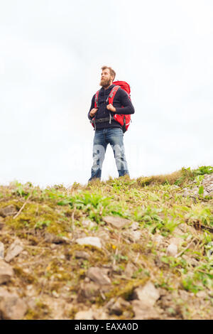 Touristen mit Bart und Rucksack Hände erhebend Stockfoto