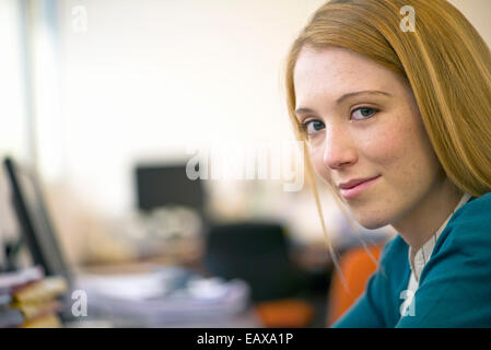Junge Frau, die Arbeit in Büro, Porträt Stockfoto