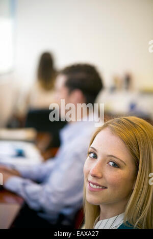 Frau arbeitet im Büro, Lächeln Stockfoto