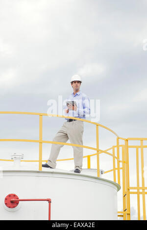 Ingenieur Inspektion industrielle Lagertank Stockfoto