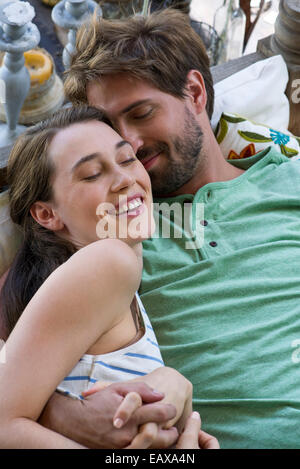 Junges Paar zusammen liegend Stockfoto