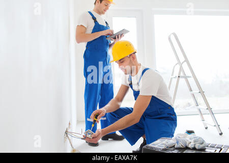 Bauherren mit Tablet PCs und Geräte im Haus Stockfoto