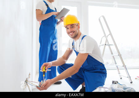 Bauherren mit Tablet PCs und Geräte im Haus Stockfoto