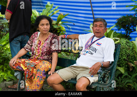 Anti-Regierung park Demonstranten zu zweit am Lumpini, Bangkok, Thailand. Stockfoto