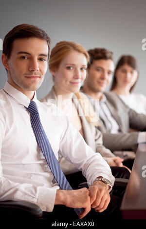 Junge Geschäftsleute, portrait Stockfoto