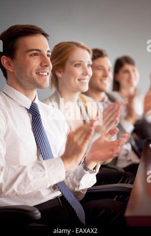 Junge Geschäftsleute Beifall während der Präsentation Stockfoto