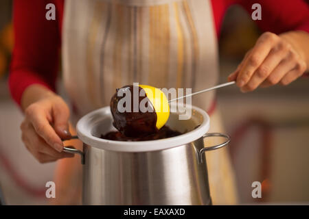 Closeup auf junge Hausfrau macht Apple in Schokoladenglasur Stockfoto