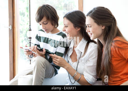 Familie digital-Tablette zusammen genießen Stockfoto