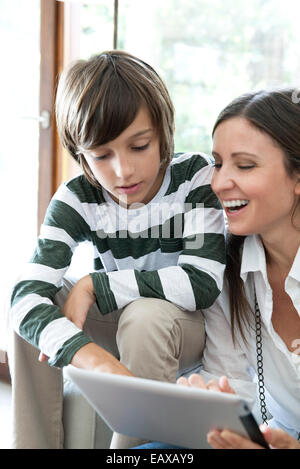 Mutter und Sohn mit digital-Tablette zusammen Stockfoto