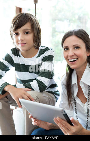 Mutter und Sohn mit digital-Tablette zusammen Stockfoto