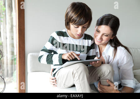 Mutter und Sohn mit digital-Tablette zusammen Stockfoto