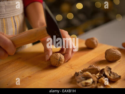 Closeup auf junge Hausfrau Walnüsse hacken Stockfoto