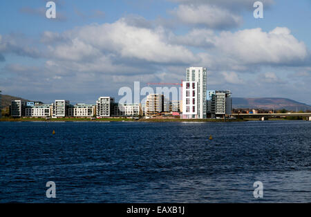 Neue Wohnblocks neben der Bucht von Cardiff, Cardiff, Wales. Stockfoto