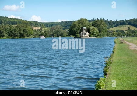 England, Henley-on-Thames, die aus dem 18. Jahrhundert Torheit auf Tempelinsel, Themse ist der Beginn der Henley Regatta-Ruderregatta Stockfoto