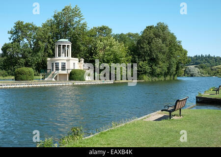 England, Henley-on-Thames, die aus dem 18. Jahrhundert Torheit auf Tempelinsel, Themse ist der Beginn der Henley Regatta-Ruderregatta Stockfoto