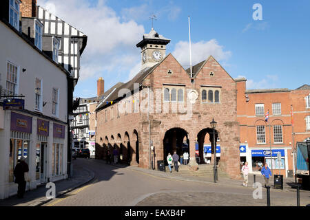 England, Herefordshire, Ross-on-Wye. Der rote Sandstein Market House dominiert das Stadtzentrum wie es seit Jahrhunderten ist. Stockfoto