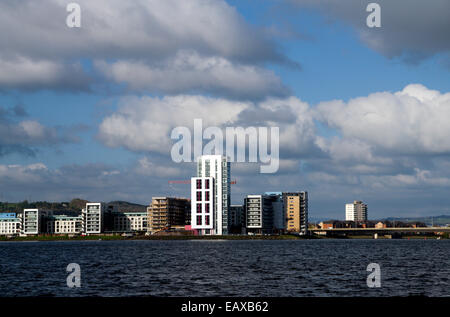 Neue Wohnblocks neben der Bucht von Cardiff, Cardiff, Wales. Stockfoto