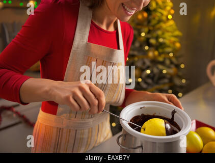 Closeup auf junge Hausfrau macht Apple in Schokoladenglasur Stockfoto