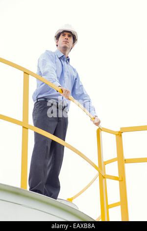 Ingenieur, Stand am Anfang von Lagertank Industrieanlage Stockfoto