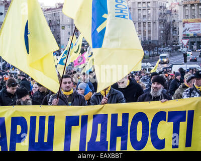 Kiew, Ukraine. 21. November 2014. Die meisten Soldaten selbst Maidan, der an die "März der würde" im Zentrum von Kiew teilnahm, nahm an den Kämpfen im Osten der Ukraine. Jetzt sind sie in der Rotation. Bildnachweis: Igor Golovnov/Alamy Live-Nachrichten Stockfoto