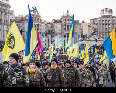 Kiew, Ukraine. 21. November 2014. Die meisten Soldaten selbst Maidan, der an die "März der würde" im Zentrum von Kiew teilnahm, nahm an den Kämpfen im Osten der Ukraine. Jetzt sind sie in der Rotation. Bildnachweis: Igor Golovnov/Alamy Live-Nachrichten Stockfoto