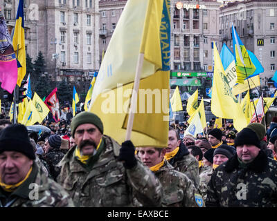 Kiew, Ukraine. 21. November 2014. Die meisten Soldaten selbst Maidan, der an die "März der würde" im Zentrum von Kiew teilnahm, nahm an den Kämpfen im Osten der Ukraine. Jetzt sind sie in der Rotation. Bildnachweis: Igor Golovnov/Alamy Live-Nachrichten Stockfoto