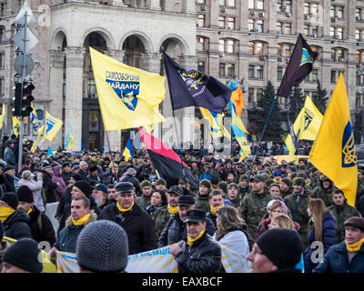 Kiew, Ukraine. 21. November 2014. Die meisten Soldaten selbst Maidan, der an die "März der würde" im Zentrum von Kiew teilnahm, nahm an den Kämpfen im Osten der Ukraine. Jetzt sind sie in der Rotation. Bildnachweis: Igor Golovnov/Alamy Live-Nachrichten Stockfoto