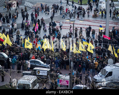 Kiew, Ukraine. 21. November 2014. Die meisten Soldaten selbst Maidan, der an die "März der würde" im Zentrum von Kiew teilnahm, nahm an den Kämpfen im Osten der Ukraine. Jetzt sind sie in der Rotation. Bildnachweis: Igor Golovnov/Alamy Live-Nachrichten Stockfoto