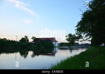 See im Sonnenuntergang Zeit im Phutthamonthon Bezirk, Nakhon Pathom Provinz in Thailand. Stockfoto