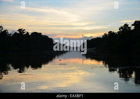 See im Sonnenuntergang Zeit im Phutthamonthon Bezirk, Nakhon Pathom Provinz in Thailand. Stockfoto