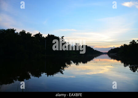 See im Sonnenuntergang Zeit im Phutthamonthon Bezirk, Nakhon Pathom Provinz in Thailand. Stockfoto