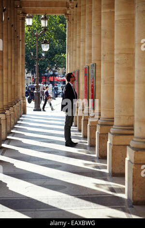 Mann und Spalten in Paris Stockfoto