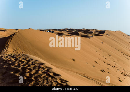 Ein Meer von Sanddünen in der Wüste von Oman. Stockfoto