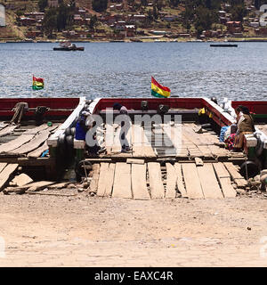 Leere hölzerne Fähren am Ufer des Titicaca an der Meerenge von Tiquina in Bolivien Stockfoto