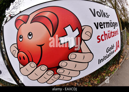 Zürich, Schweiz. 21. November 2014. Eine große Referendum Wahlplakat für die Schweizer "Gold-Initiative" an einer Straße in Zürich. Mit einer Woche zu gehen wird die Kampagne für das Referendum der Schweizer Gold-Initiative in voller Stärke in der ganzen Schweiz. Das umstrittene Referendum strebt zu zwingen, die Schweizerische Nationalbank, mindestens 20 % aller Vermögenswerte in physisches Gold zu halten. Bildnachweis: Erik Tham/Alamy Live-Nachrichten Stockfoto